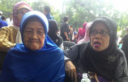 Keluarga Sulit Tabur Bunga di Makam Mpok Nori 